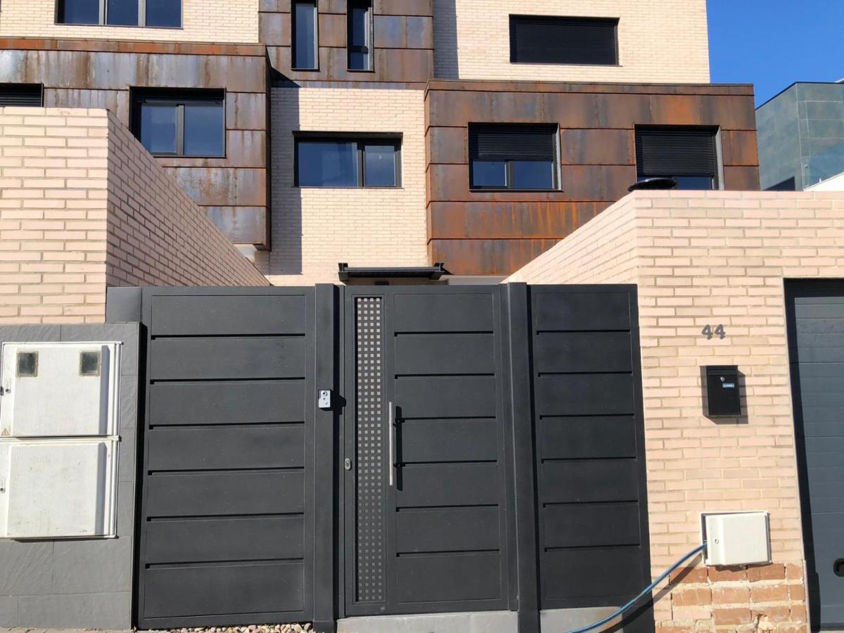 Chalet Con Piscina Privada A 25 Min De Madrid アロヨモリーノス エクステリア 写真